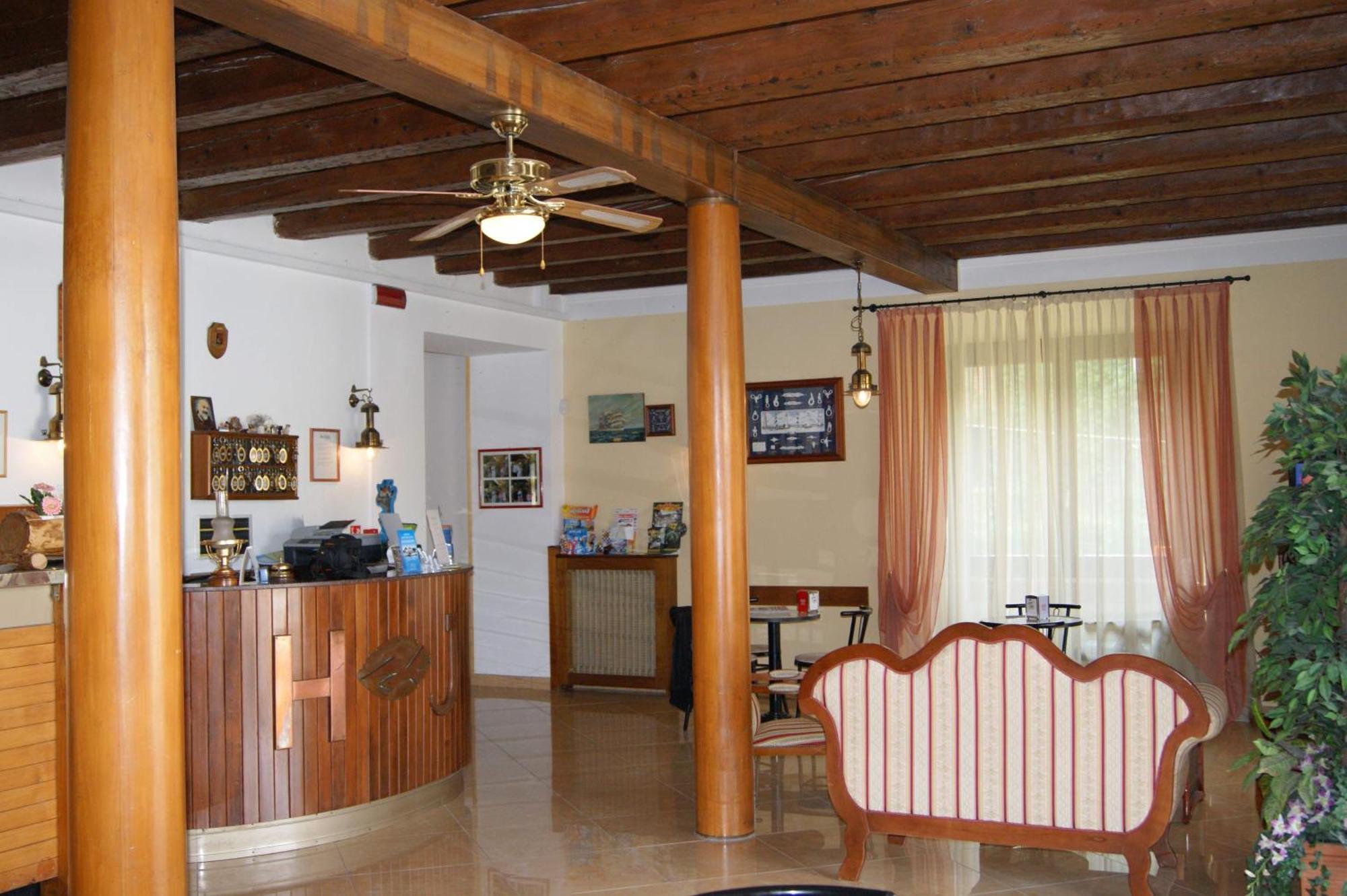 Hotel Johnson Πεσκιέρα ντελ Γκάρντα Εξωτερικό φωτογραφία