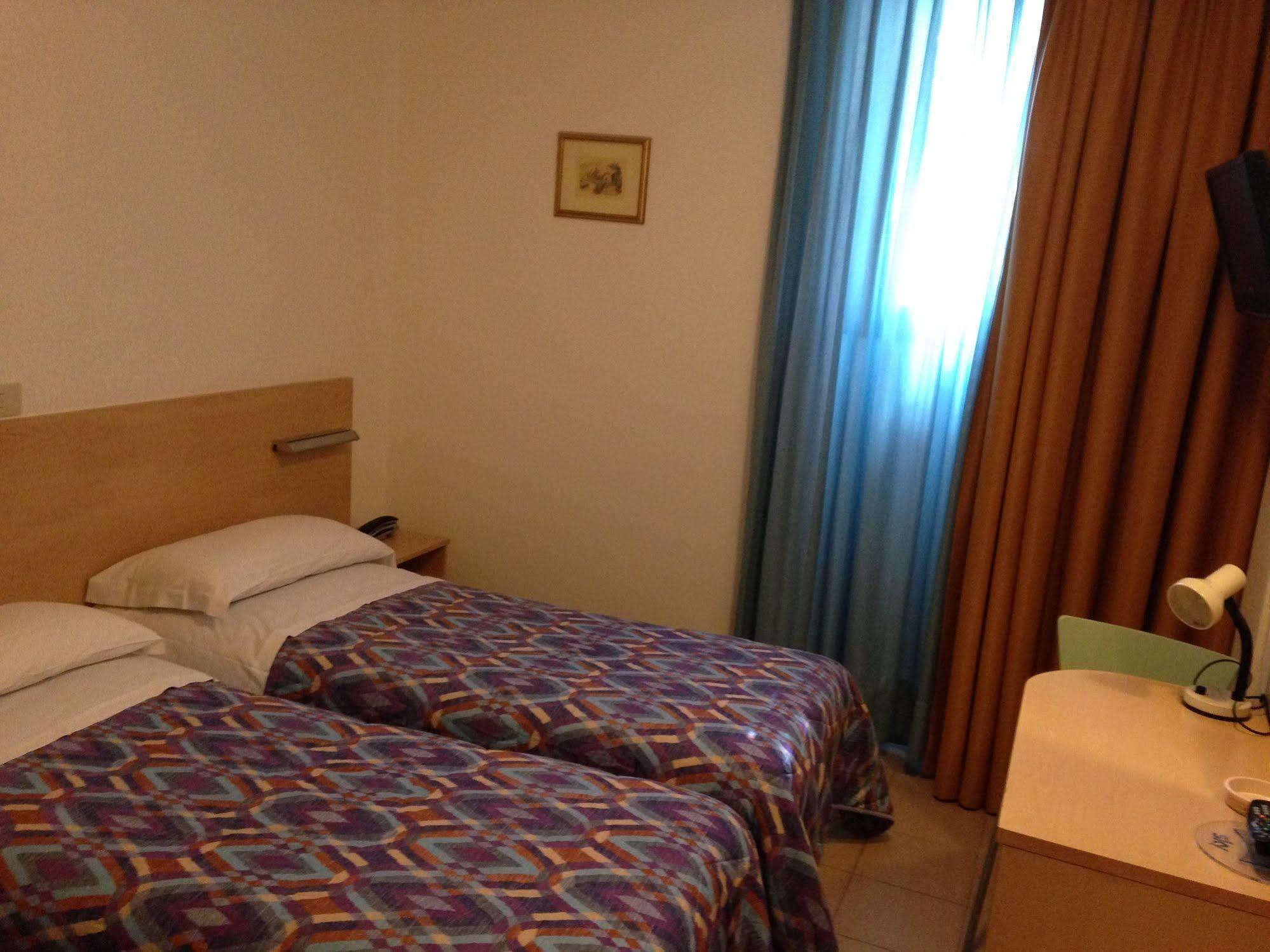 Hotel Johnson Πεσκιέρα ντελ Γκάρντα Εξωτερικό φωτογραφία