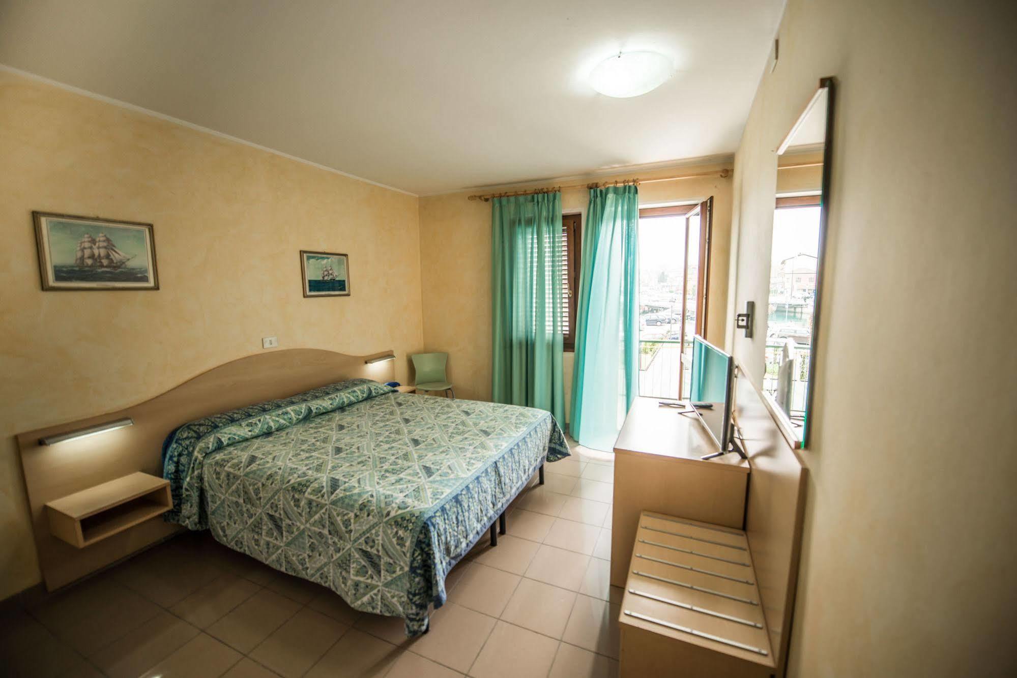 Hotel Johnson Πεσκιέρα ντελ Γκάρντα Εξωτερικό φωτογραφία