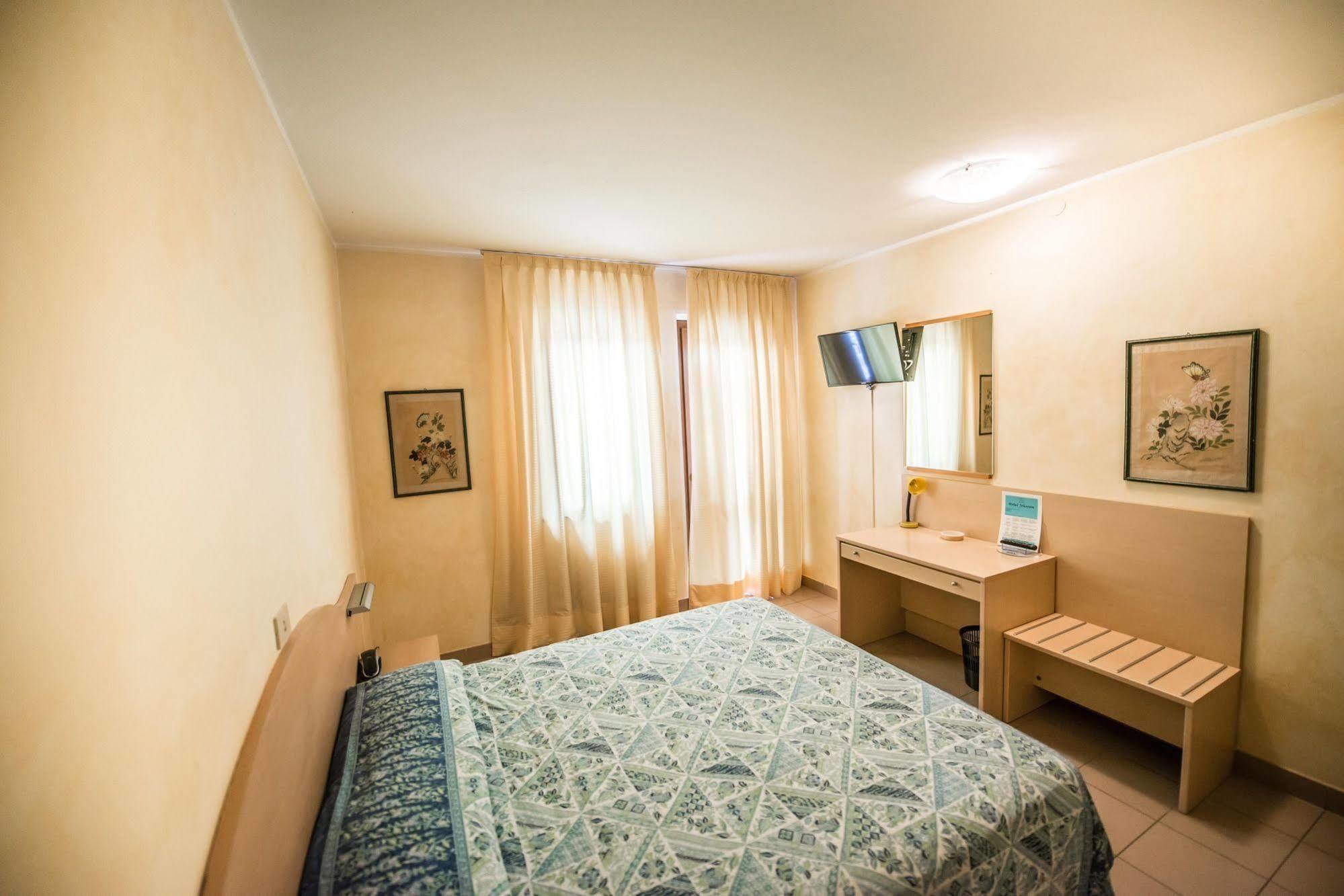 Hotel Johnson Πεσκιέρα ντελ Γκάρντα Εξωτερικό φωτογραφία
