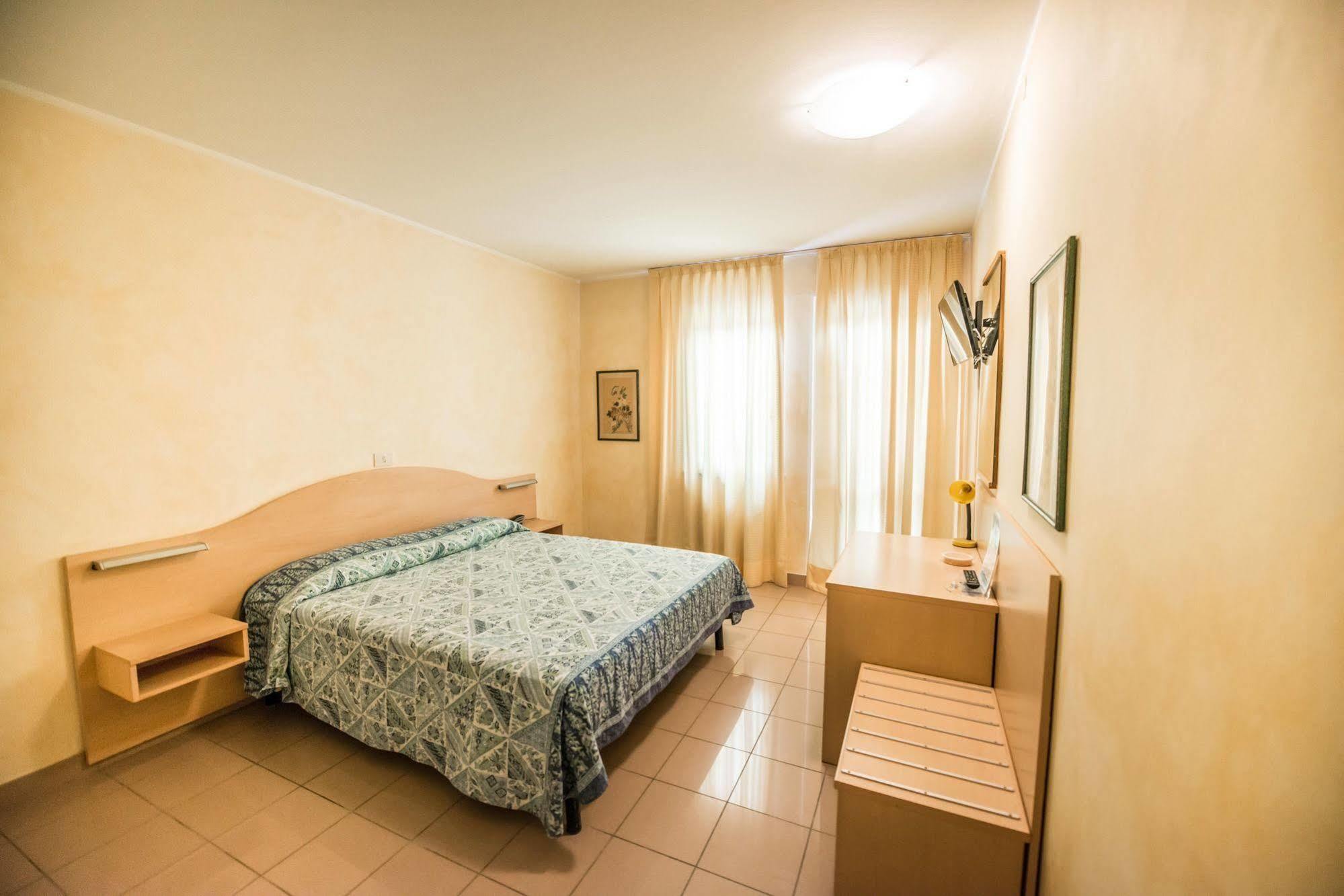 Hotel Johnson Πεσκιέρα ντελ Γκάρντα Εξωτερικό φωτογραφία