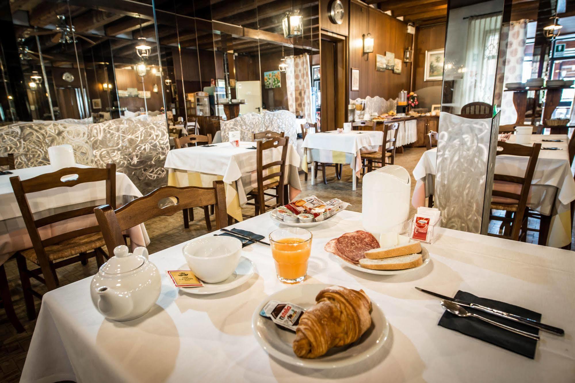 Hotel Johnson Πεσκιέρα ντελ Γκάρντα Εξωτερικό φωτογραφία
