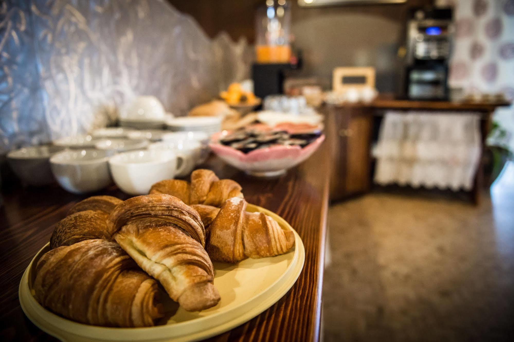 Hotel Johnson Πεσκιέρα ντελ Γκάρντα Εξωτερικό φωτογραφία