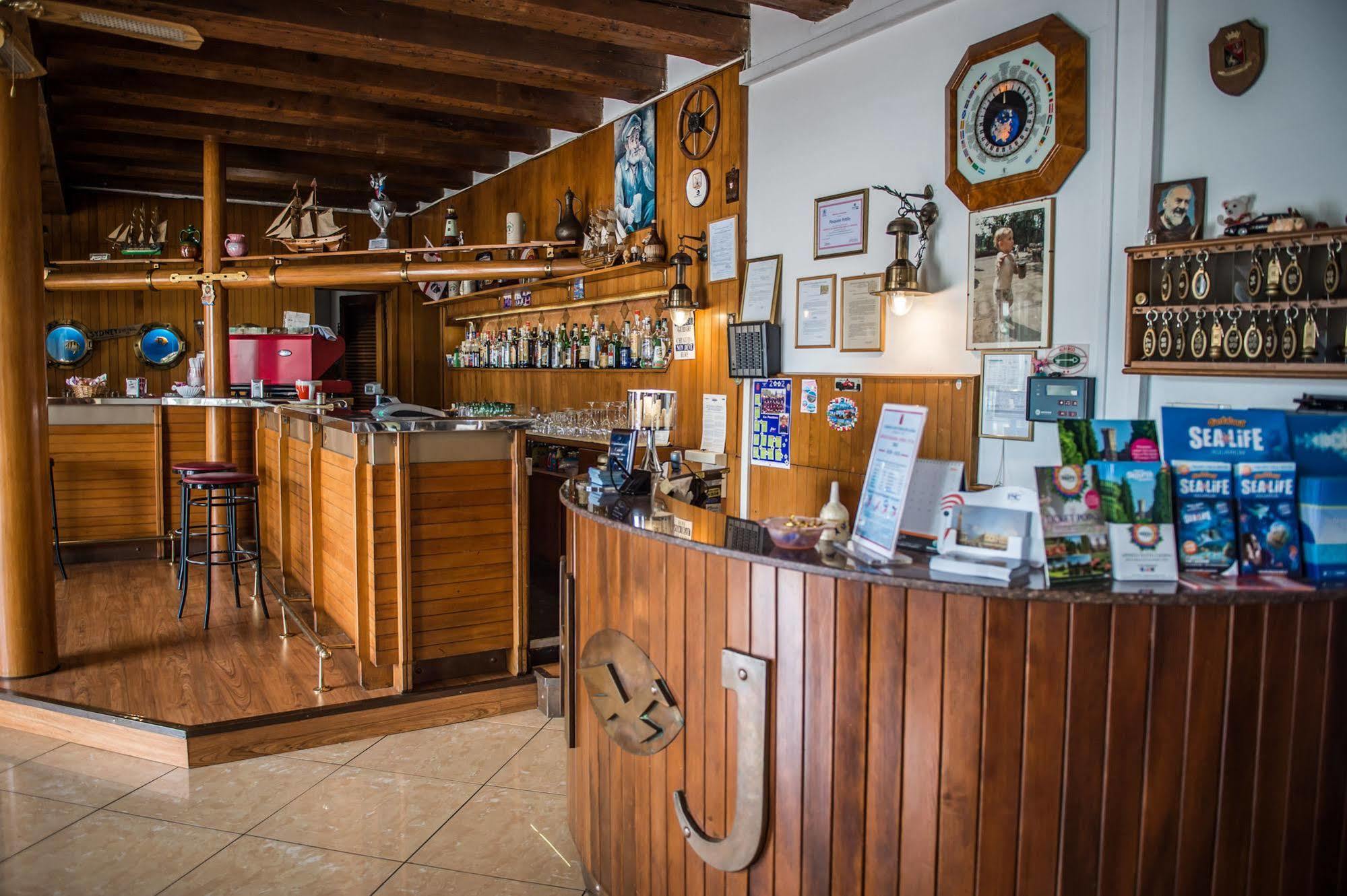 Hotel Johnson Πεσκιέρα ντελ Γκάρντα Εξωτερικό φωτογραφία