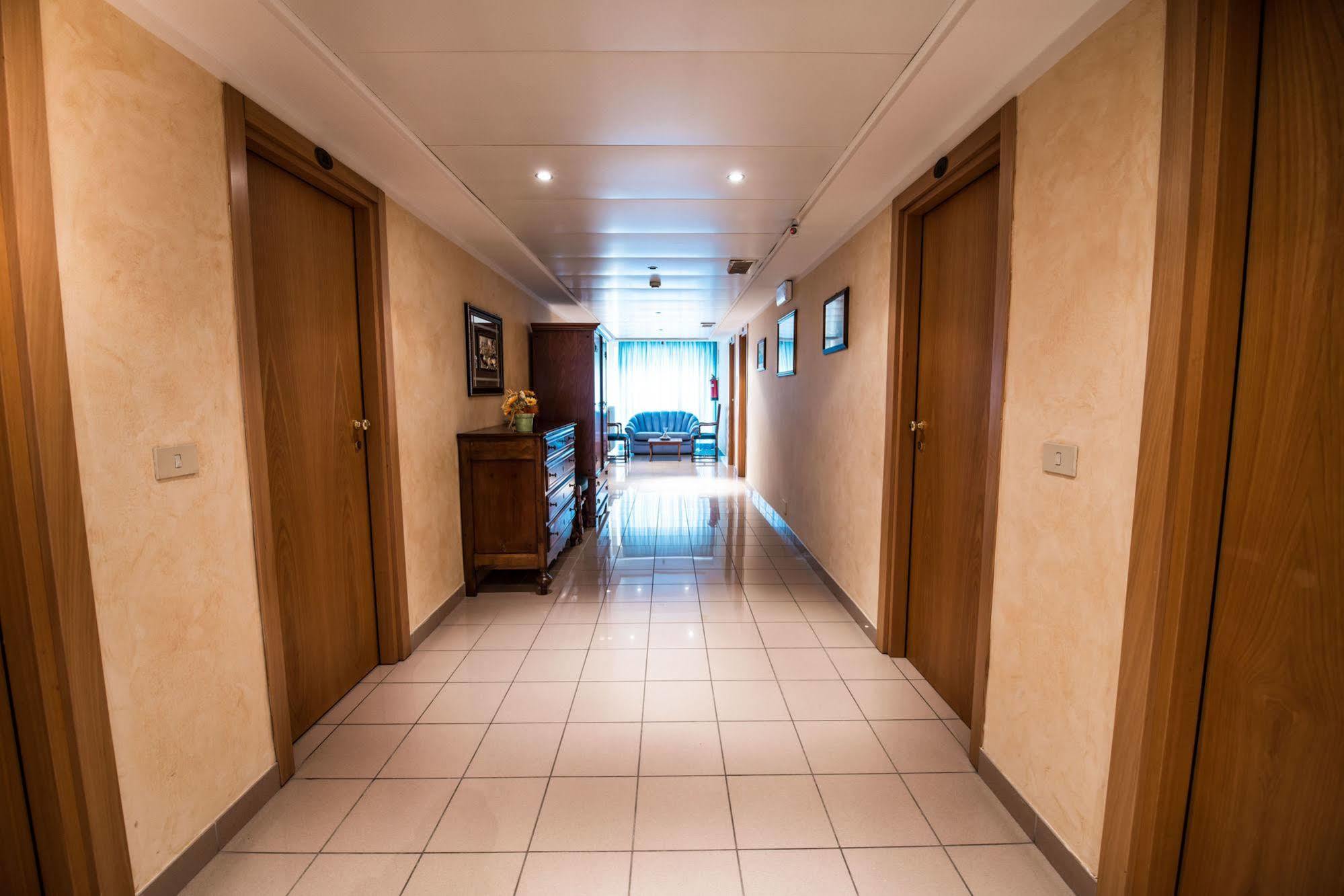 Hotel Johnson Πεσκιέρα ντελ Γκάρντα Εξωτερικό φωτογραφία